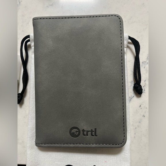 BRAND NEW TRTL Passport Cover in Grey Vegan Leather - Picture 1 of 6